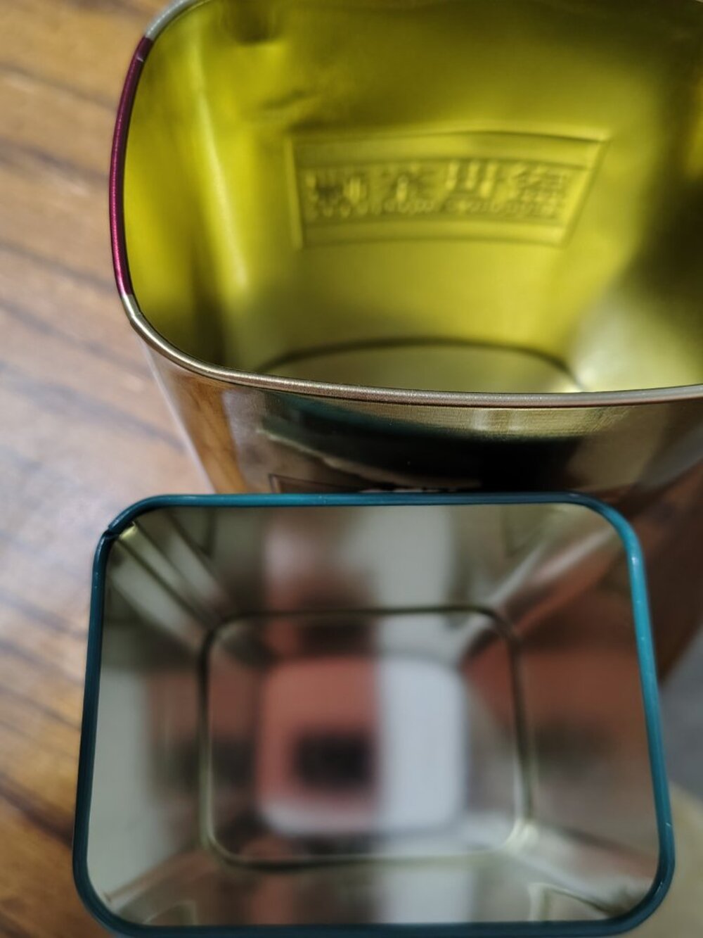 Two Empty Chinese Teas Tins - Picture 5 of 5